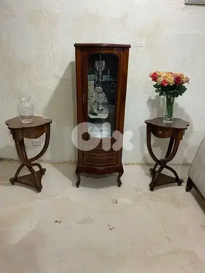 فاترينة تحف مع طاولات اتنين انتيك خشب زان