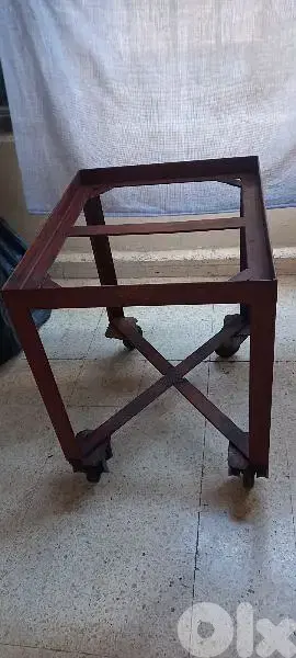 طاولة حديد