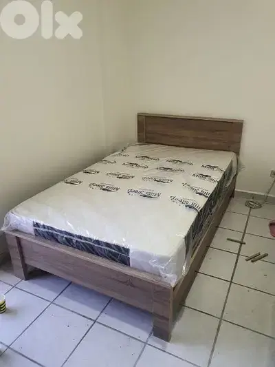 تخت 120cm مع فرشة طبية جديدة من المعمل