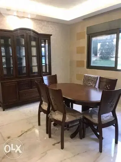 طاوله سفره مع 6 كراسي وفاترين