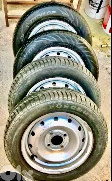 ٤دواليب مع أربع جنوطة  و٤ طاسات  بحالة جيدة كانوا راكبين على سيتروان