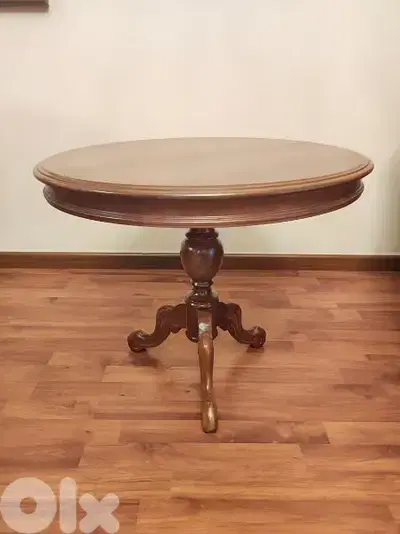 Walnut round table, beautiful finishing. (Revised Price)