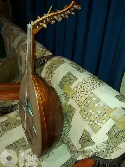 عود صناعة زرياب صوت رخيم قوي رنان خشب ورد  وسيدر:TEL: 03447626