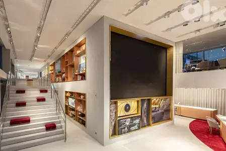 2 FLOORS SHOWROOM IN THE HEART OF DOWNTOWN | 4 FACADES (BTR-302)