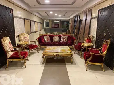 طقم كنبايات حفر خشب زان ملبس ورق دهب خمس قطع وطقم طاولات رخام