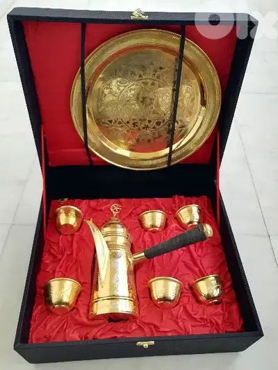 دلة قهوة مع توابعها