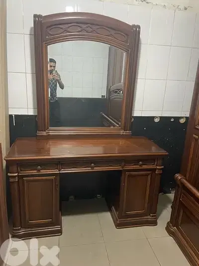 غرفة نوم ملكية مستعملة شبه جديدة