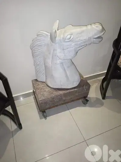 Marble Horse Head Statue, تمثال رأس الحصان الرخامي