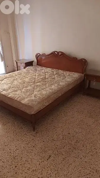 تخت king size بحالة جيدة جدا مع ٢ كومود