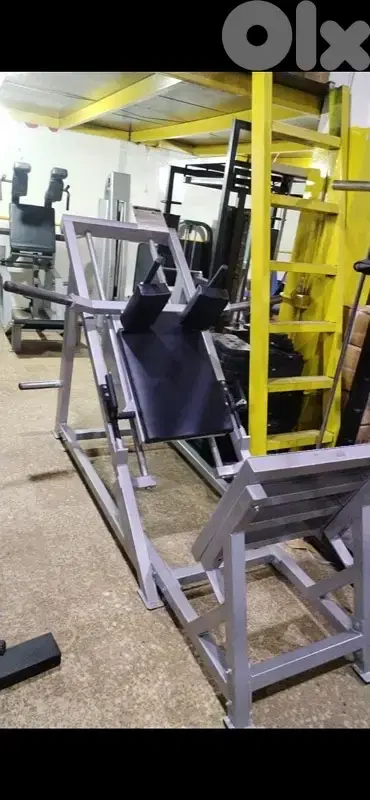 Leg squat machine heavy duty like new 450$