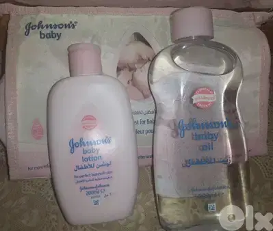 coffret Jhonsons & Jhonsons 500ml oil 200ml lotion + pochet