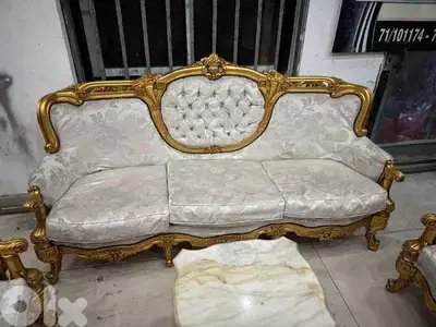 طقم كنبايات ستيل حفر خشب زان ملبس ورق دهب خمس قطع وطقم طاولات رخام