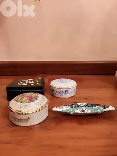 Various decorative items.