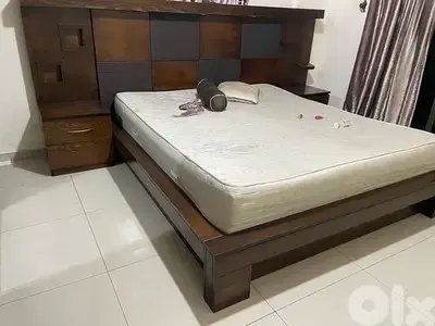 غرفة نوم ملبسة قشرة سنديان شبه جديدة