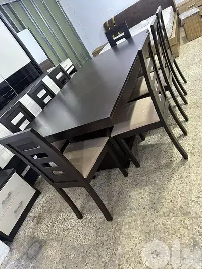 طاولة مع 8 كراسي شبه جديدة