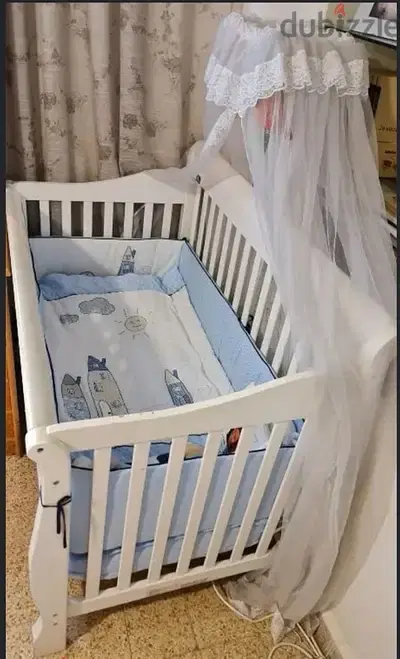 Wood baby Bed+mattress تخت خشب حالة جيدة جداً مع فرشة