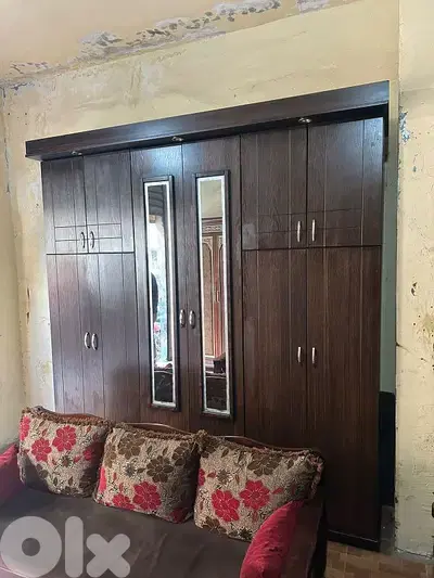 خزانة كبيرة كتير نظيفة