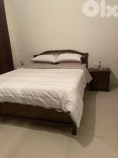 غرفة نوم خشب زان ولاتي ملوكية مستعملة شبه جديدة