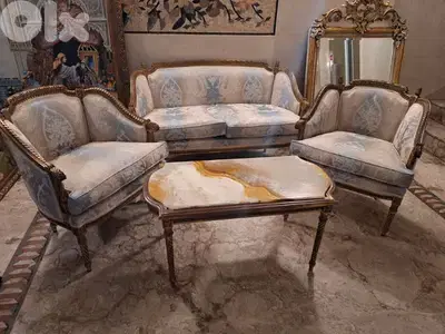 طقم صالون لويساز فرنسي ناعم ٣ قطع مع طاولة رخام اونكس تجيد قماش وردة