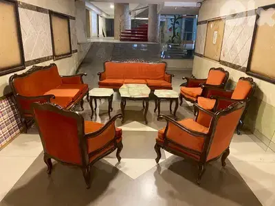 طقم كنبايات حفر خشب زان انكليزي ست قطع وطاولات رخام