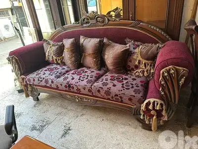 طقم كنبايات حفر خشب زان ست قطع وطاولة شبه جديد اسفنج إكسترا