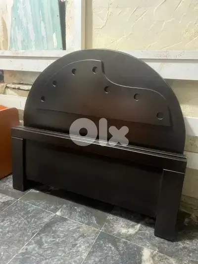 تختين مفرد ونص مع كمود صغيرة كتير مرتبين ونظاف