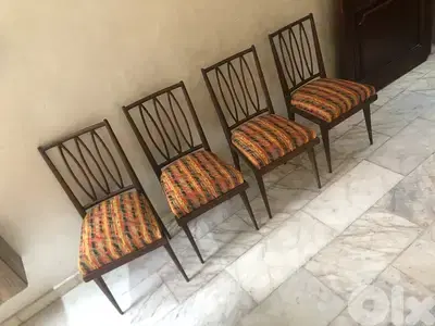 6 vintage dining chairs in excellent condition. 400$