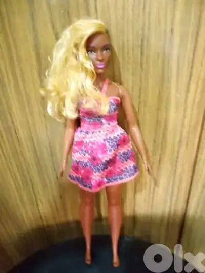 Barbie KIM FASHIONISTAS ZIG ZAG CURVY Mattel 2018 great AA doll=20$