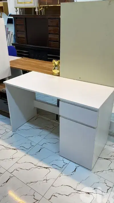 مكتب أبيض جديد (high quality)