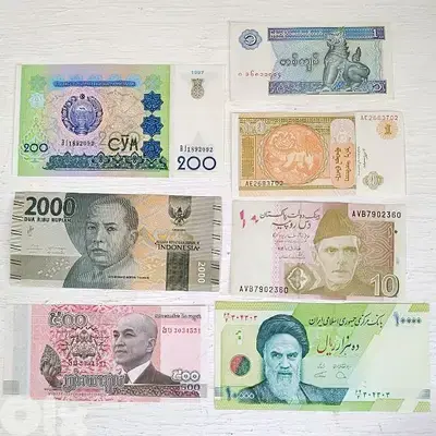 عملات مختلفة من دول قارة آسيا