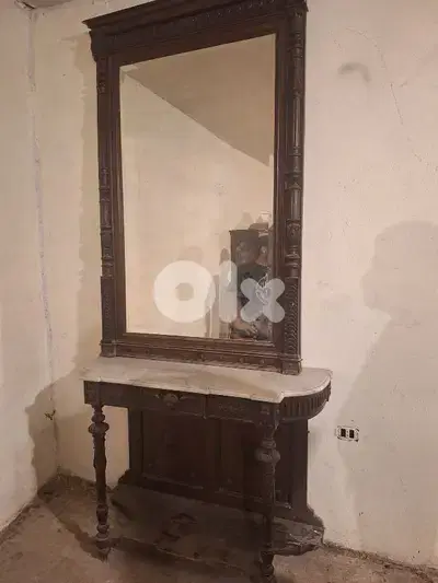 كونسول خشب جوز انتيك رائع جدا وجه رخام كرارة