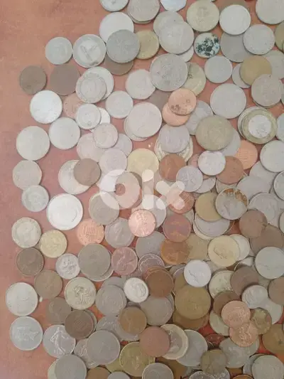 عملات أجنبية وعربية مشكلين قديمين