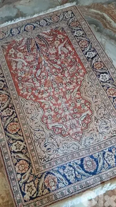 سجاده حرير معمره اثريه تهدى للملوك عمرا اكتر من متين سنه
