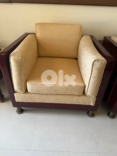 ٦ كنابايات منجدين جديد وقماش جديد مع ٣ طاولات