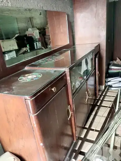بوفيه خشب صلب مع مرآة كبيرة – طراز قديم