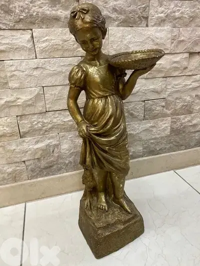 statue