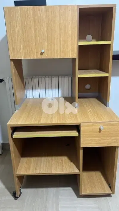 طاولة مكتبية عصريّة للبيع - تصميم عملي ومساحات تخزين متعددة