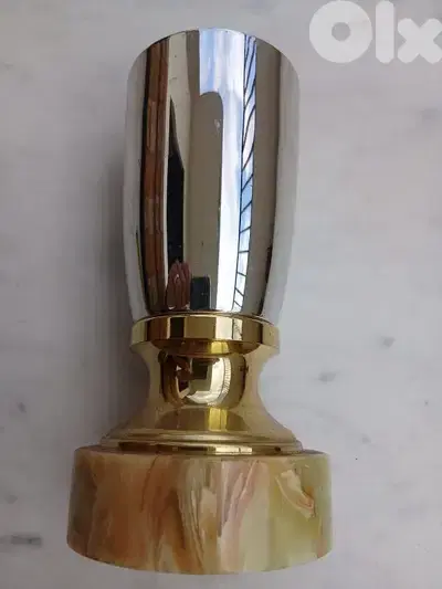كأس مع قاعدة رخام