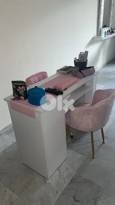 طاولة  مع كرستين