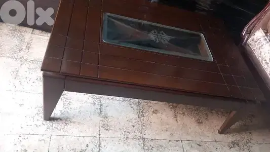 طاولة نص كتير نظيفة