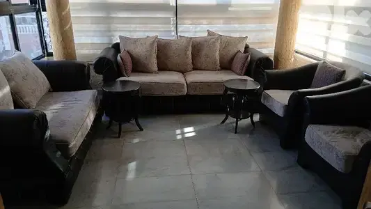 صالون شبه جديد مع طاولتين