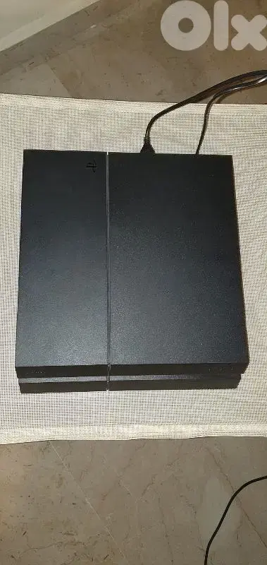 Sony PS4 1 TB like new, with 2 controllers, with 6 original DVDs
