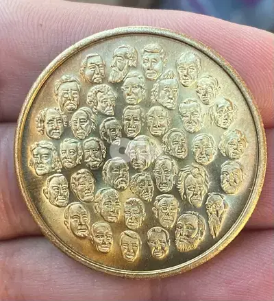 ميدالية عليها جميع رؤساء اميركا خلال ٢٠٠ سنة من ١٧٨٩ حتى ١٩٨٩