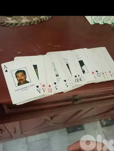 ورق لعب شدة مع صور لشخصيات عراقية من النظام السابق. .