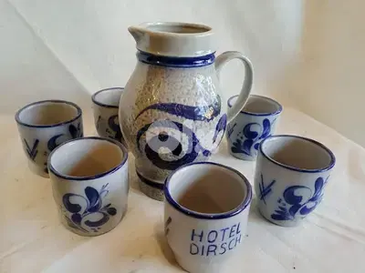 نصف دزينة أكواب بورسلان مع إبريق رسم يدوي