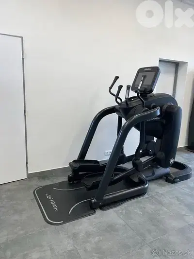 2 Life Fitness Discover SE 95FS Elevation Flexstrider Fitness like new