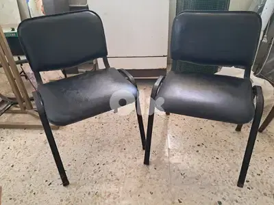 كراسي حديد وجلد كتير مرتبين عدد ٢