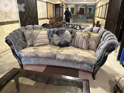 طقم كنبايات حفر خشب زان ثلاث قطع وطاولة