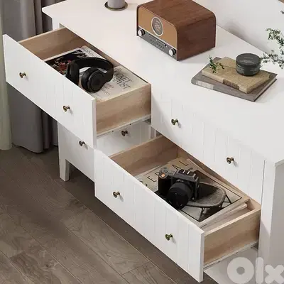 chest of drawers