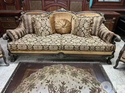 طقم كنبايات حفر ملكي خشب زان خمس قطع وطاولة